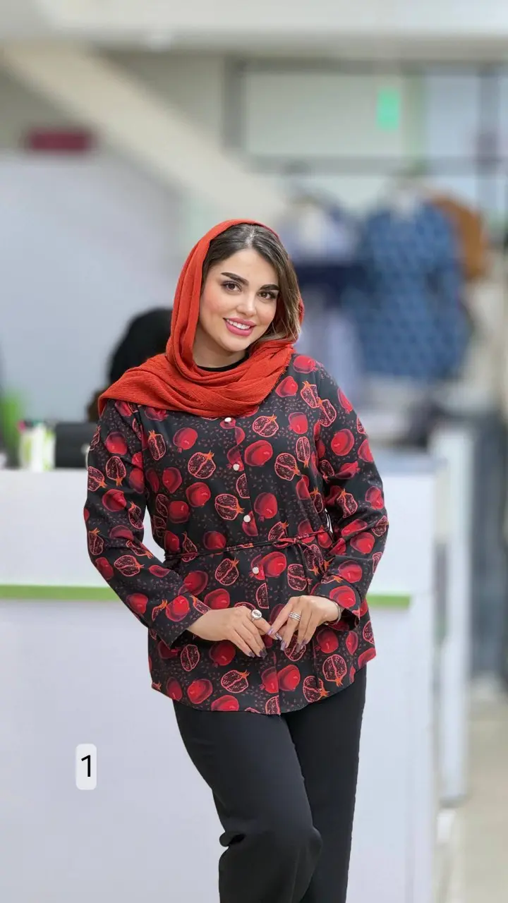 یلدایی جلو دکمه